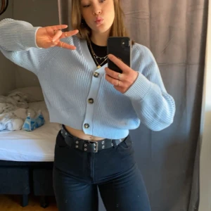 Stickad tröja - Säljer denna superfina ljusblå stickad kofta med knappar🦋🦋 Från Monki, storlek S men passsr även som M!  