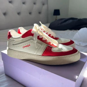 Röda copenhagen sneakers - Jag säljer mina superfina röda sneakers i strl 38 från märket copenhagen. Har använt de ca 5 gånger sen blev de stående på hyllan när jag fick ett par andra. Nyskick och väldigt bekväma.