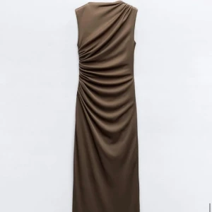 Zara medellång klänning med drapering - Jätte fin brun klänning, slutsåld, oanvänd, i storlek S och med prislapp kvar! 😊💞