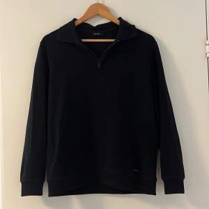 En fin halfzip från Massimo Dutti i ett toppen skick! Passar på dig som har  S/XS. Tveka inte att skriva om du har någon fråga!!  Mvh gmd resell