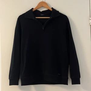 Massimo Dutti half-zip - En fin halfzip från Massimo Dutti i ett toppen skick! Passar på dig som har  S/XS. Tveka inte att skriva om du har någon fråga!!  Mvh gmd resell