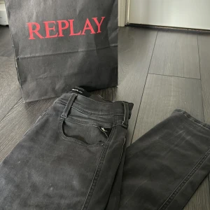 Replay jeans - Hej! Säljer dessa nya feta Replay ambas Jeans i grå färg, jeansen är även slim. Hör av er vid frågor!🍻👍