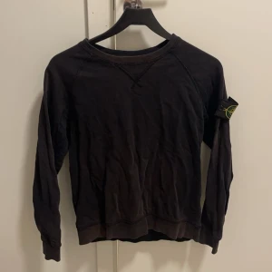 Stone island tröja🫶🏼 - Säljer denna tröjan från stone island, lite solblekt (se de två sista bilderna), ingenting som märks direkt❤️ annars är tröjan i fint skick.