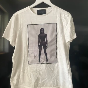 Limitato T-shirt  - Säljer en riktigt snygg limitato T-shirt, den har ett pyttelitet hål som syns på bild 3. Förutom det så är tröjan i riktigt bra skick🙌🏻