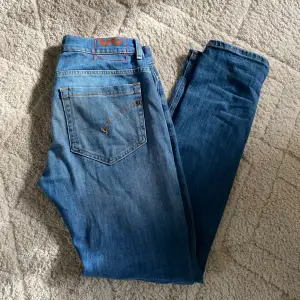 Tjena, säljer mina dondup jeans i storlek 32 för att dom är för stora för mig. Modellen är George och dessa feta jeans är använda cirka 5 gånger.  Hör av er vid frågor/ jacob 