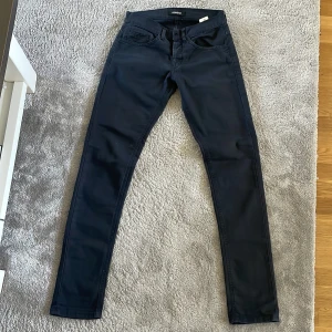 Dondup George Jeans - Säljer ett par riktigt fina Dondup jeans, sjukt fet tvätt på dessa. Modellen på dessa är den efterfrågade modellen george, riktigt go passform. Storlek 30! Nypris på dessa ligger runt 3500, säljer för endast 950! Mvh Jonathan. 