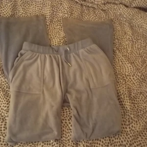 Ljusblåa juicy couture byxor - Super fina ljusblåa juicy couture byxor i storlek 12/13 (xs) från barnavdelningen. Lite smutsiga där nere vid byxbenen men går att tvätta bort det mesta. Pris går att diskuteras, skriv om nu har några frågor!