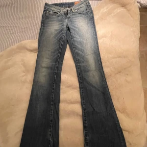 G-star raw jeans  - Säljer dessa sjukt snygga lågmidjade jeansen från G-Star! Dom har tyvärr slitningar längst ner men annars inga defekter. Storleken är 27/34 dvs 27 i midjan & 34 i längd. Midjemått rätt över: 37cm & innerbenslängden är 85cm💗 Skriv för fler frågor☺️💖 