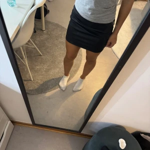 Svart kjol  - Säljer denna kjol eftersom har ingen användning av denna skin kjol. Storlek M men passar mig som har storlek  S nästan oanvänd hör av dig vid intresse 
