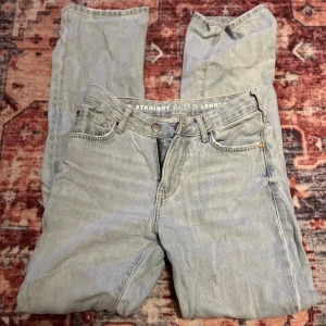 Lågmidjade jeans från Bikbok - Never Denim - Lågmidjade straight (inte åtsittande) ljusblå jeans från BikBok/Never Denim i storlek 25/32 även kallat W25 L32. Är i mycket gott skick, nästan nytt, då jag inte använt dem mycket.