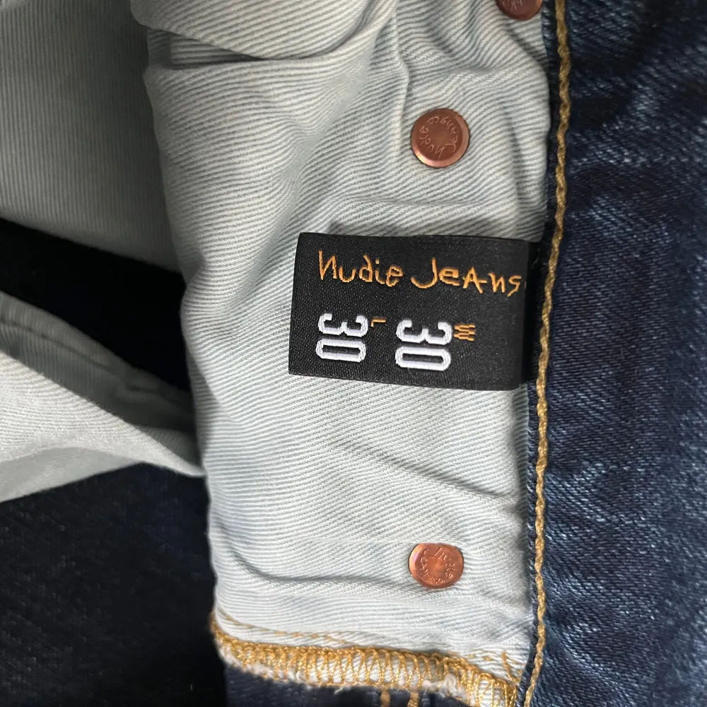 Säljer ett par feta Nudie jeans som är mörkblåa. De har passformen slim fit och modell Lean Dean. Skicket är 9/10. Har använt dem ett par gånger men har växt ur dem. Ordinarie pris: 1600kr. Jeans & Byxor.