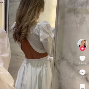 Lovisa Barkman x bikbok klänning - Säljer denna slutsålda klänning som är ifrån Lovisa Barkmans kollektion med bikbok. Perfekt student klänning, helt oanvänd då den va för stor:( vet ej vad nypris va men mitt pris är 450 + frakt (går att diskutera)då den ej går att köpa längre strl xs