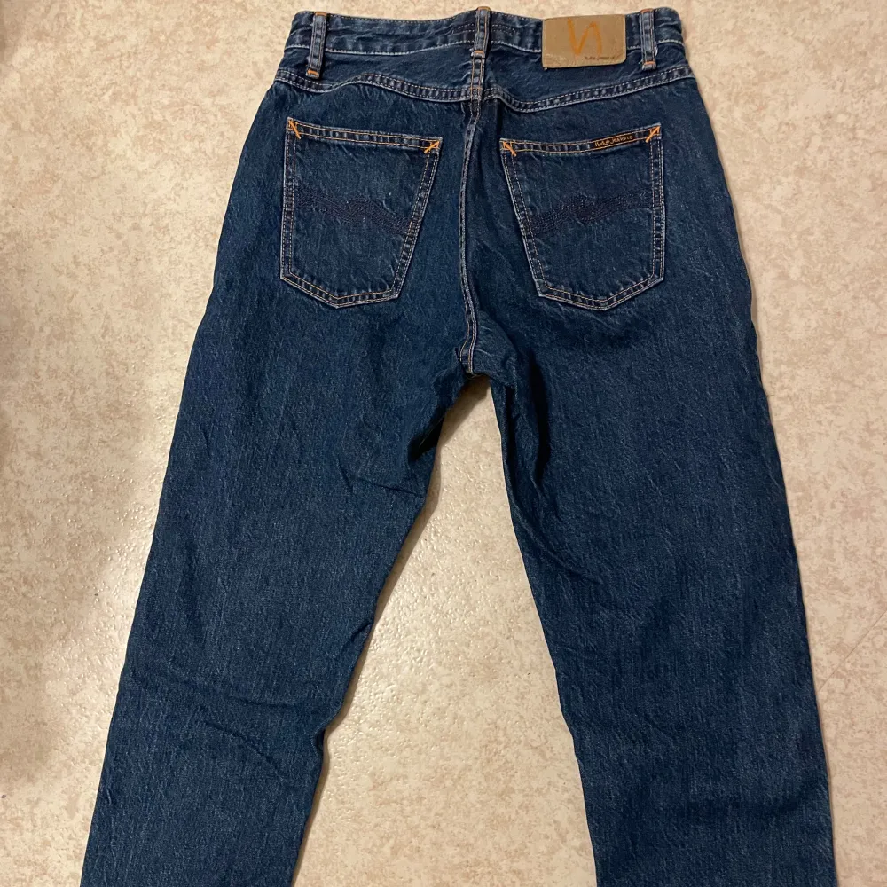 Jag säljer mina nudie jeans för dom har bara leget i min garderob och tagit plats. Har använt dom typ en gång för dom vart snabbt för små. Det är mörkblåa nudie jeans storlek W28 L28 i ny skick. (Pris kan diskuteras). Jeans & Byxor.