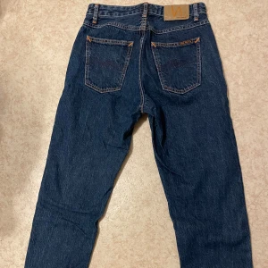 Säljer nudie jeans byxor mörkblåa  - Jag säljer mina nudie jeans för dom har bara leget i min garderob och tagit plats. Har använt dom typ en gång för dom vart snabbt för små. Det är mörkblåa nudie jeans storlek W28 L28 i ny skick. (Pris kan diskuteras)