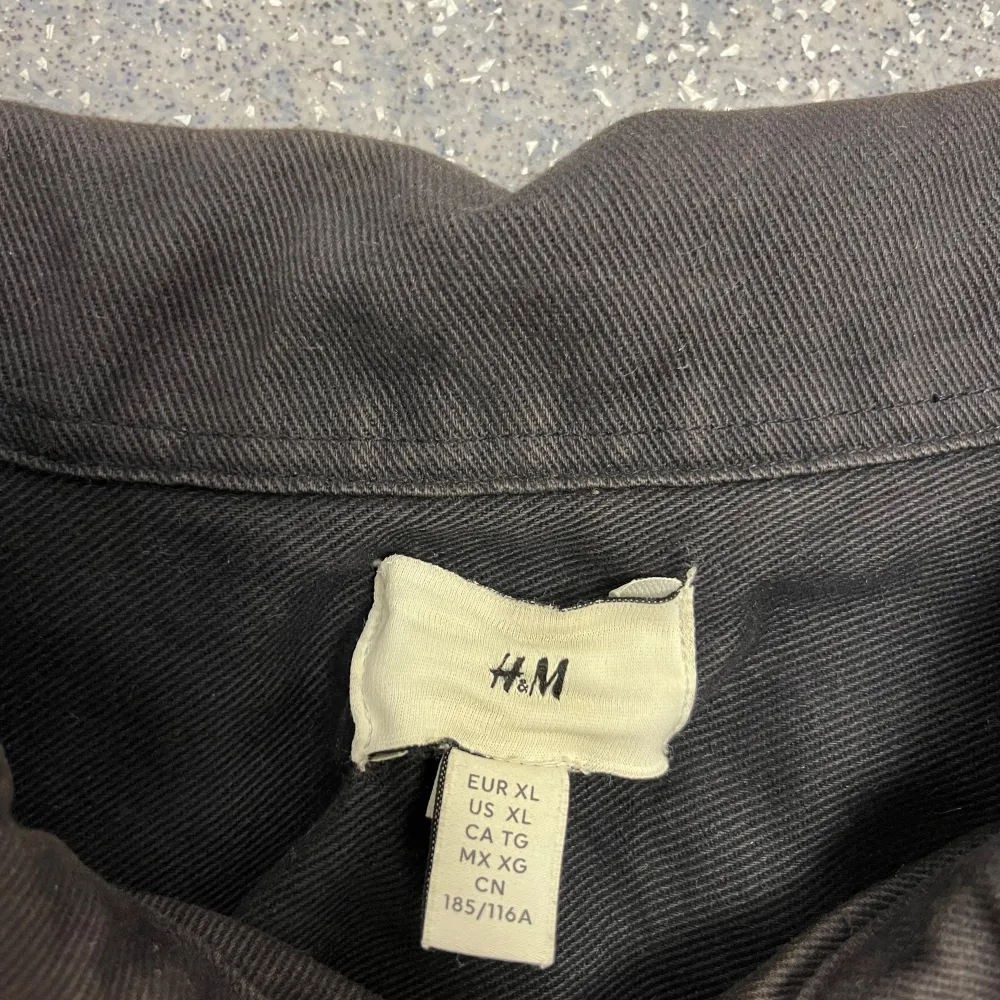 Säljer en stilren marinblå overshirt från H&M. Den har en dragkedja framtill och två praktiska bröstfickor med lock. Perfekt för lager-på-lager under hösten eller våren. Materialet är av bomull.. Jackor.