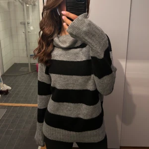 Stickad tröja  - Snygg randig stickad tröja  Perfekt och stilren till hösten❣️