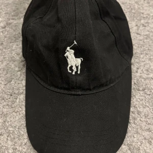 Ralph Lauren keps  - Fräsch keps, inga defekter eller skador. Inga teken på användning. Nypris 750, mitt pris 150
