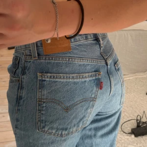 Levis jeans - middy straight  - Galet snygga Levis jenas, middy straight. Använt en gång, ursprungs priset är omkring 1000:- 