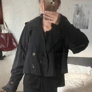 Kort trenchcoat  - Svart kort trenchcoat, storlek XS🩷
