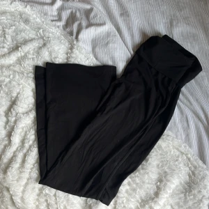 Svarta byxor - Säljer mina fina yogapants från Gina i storlek M! Då dem inte kommit till användning så alltså är dem i nyskick.