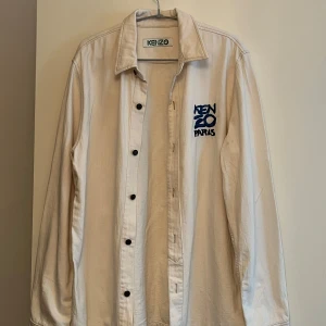 Kenzo overshirt  - Sparsamt använd. Fint skick. Storlek M. De små fläckarna som syns på armen är från att jag precis steamat den.  Grym japansk text på den har jag alltid tyckt! Säljer då åt min brorsa då han sällan får användning för den. 