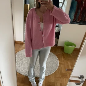 Rosa kofta - Fin rosa kofta i bra skick. Den är i storlek L men passar som en M eller S🩷