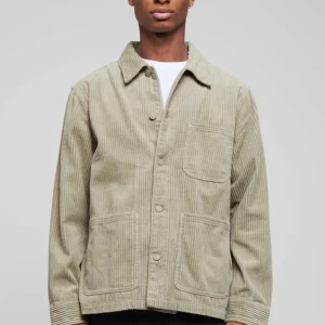 Weekday josh cord overshirt - Jacka från Weekday, modell Josh Cord.  Storlek: S Material: Bomull Nypris: 899 SEK Använd, men utan anmärkning.