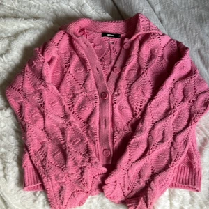 Rosa stickad kofta från BikBok - Säljer en superfin rosa stickad kofta från BikBok. Har ett jätte gulligt mönster! Storlek S men skulle säga att den passar M med. Knappt använd  och finns inte längre på Bikbok 