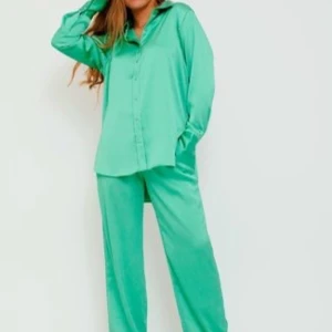 Grönt set - Fint skick! Säljer pga personligen tröttnat på färgen..   Nypris: 1800kr 