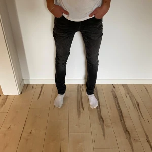 Jack & Jones Slim/glenn - Säljer nu dessa feta Jack & Jones Slim/glenn jeans Väldigt bra skick  Storlek 29/33