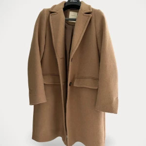 Espirit kappa - Kappa från Esprit.  Storlek: L Material: 70%polyester 30%ull Lite nopprig fram och ärm.