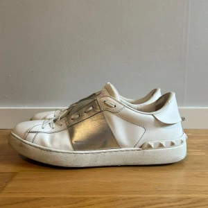 Valentino Skor - Säljer ett par Valentino Opens! Väldigt bra skick, priset är diskuterbart vid snabb affär! Öppen för byten! Bara att höra av sig vid frågor!🙌