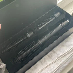 Lyko heat wave hot brush  - Säljer då den inte kommer till användning. Endast testat den 1 gång. Är helt sprillans ny och är helt felfri. 