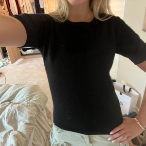 Stickad Soft Goat T-shirt - Så fin svart stickad t-shirt från soft goat i cashmere! Nypris: 1895kr! Den är i mycket bra skick! Kom privat för mer info/mått/bilder! Pris kan diskuteras!