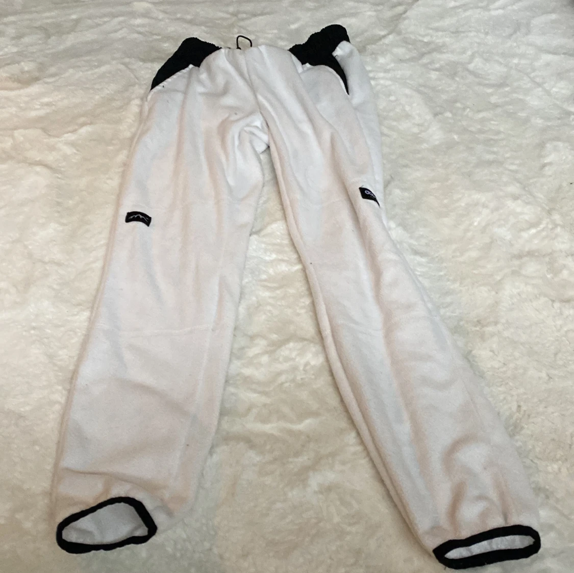 Vita mjukisbyxor med svarta detaljer