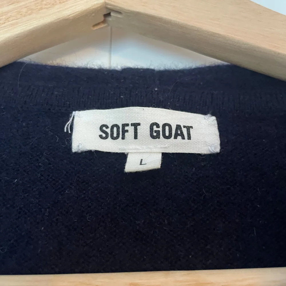 Hej, Jag säljer min Soft goat hoodie. Den är i storlek L men sitter som M. Nypris är ca 3000kr. Det är bara att höra av sig vid frågor!. Hoodies.