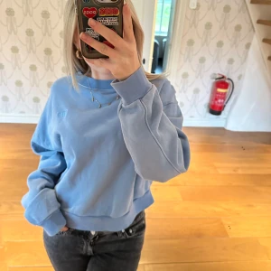 Babyblå LEVI’S sweatshirt - En supersöt babyblå sweatshirt från LEVI’S som är lite vintage💙 Säljer pga att den inte längre kommer till användning 💗