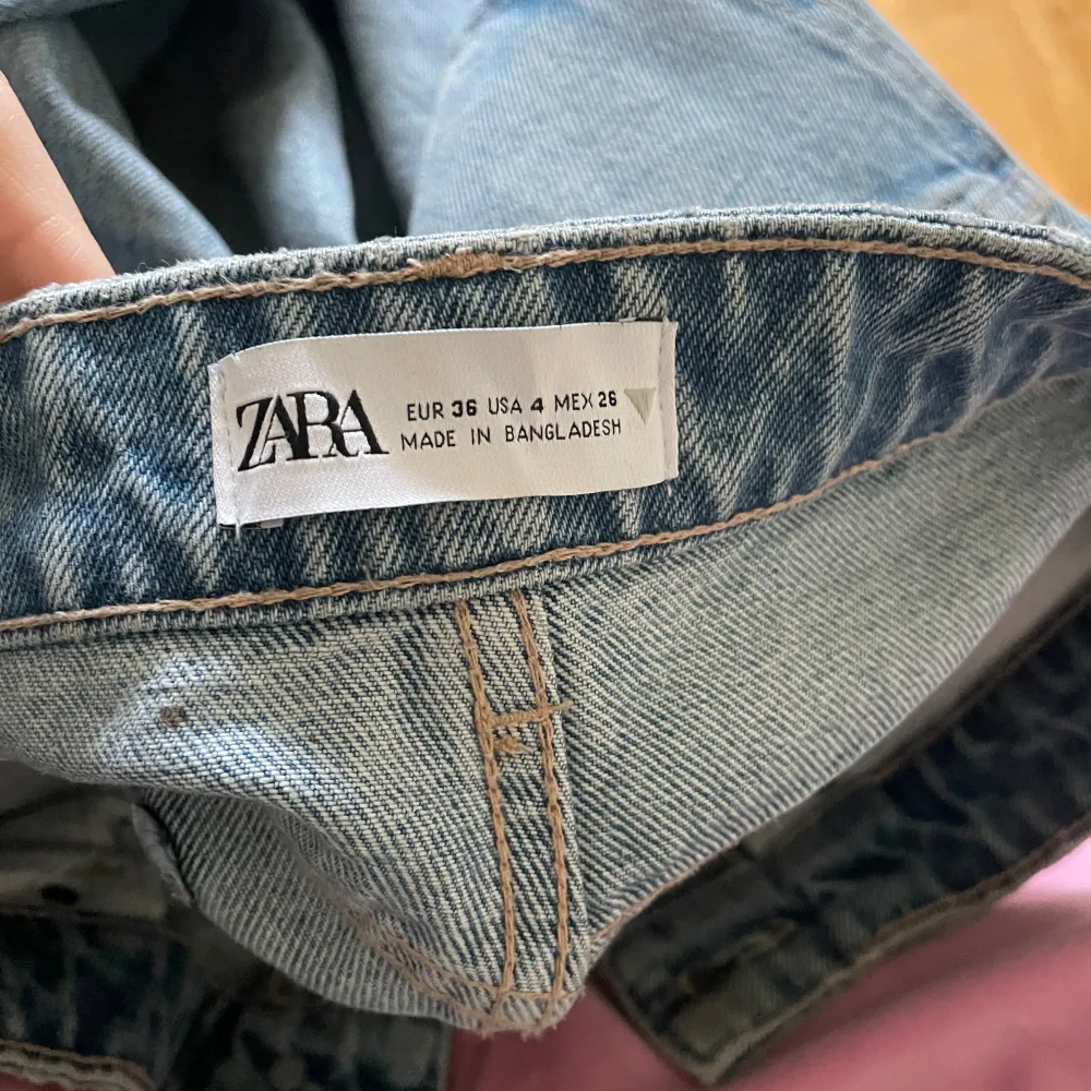 Jeans från zara i nyskick . Jeans & Byxor.