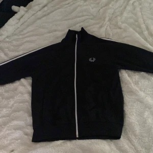 Fred Perry track topp - Väldigt bra sick (nästan som ny) storlek s sitter perfekt om man är 176-180   Säljs pågrund av för liten storlek 