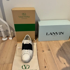 Valentino open  - Valentino open for a change i fint skick. Skick 8/10! Storlek 43 passar 42. Allt og tillkommer, det vill säga box, dustbag och tack kort från valentino dustbag Nypris runt 7200kr Kvitto finns, skriv vid  funderingar😃 Pris kan diskuteras vid snabb aff