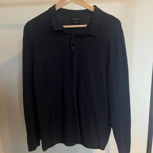 Tröja Massimo Dutti - Säljer nu denna tröja från Massimo Dutti i storlek M | Andvänd ett fåtal gånger och därför i väldigt fint skick | Skriv om du har frågor