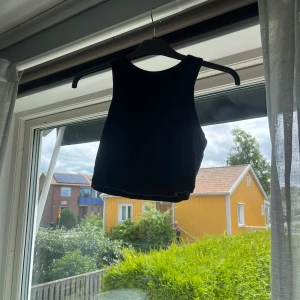 Enkel topp svart från HM - Svart och basic tröja från HM i storlek S