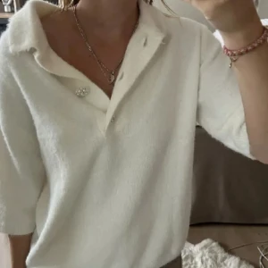 Vit tröja - Köpte på plick men kommer inte till användning. Är i stolek s men passar m Skriv om ni har frågor