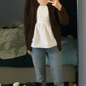 Vit Babydoll topp - Jättegulligt vitt linne som passar perfekt till hösten! 🍂  Har ett knyte där bak som gör att du kan reglera storleken! Säljer då den är för stor för mig, passar S - M. Fråga gärna efter fler bilder.💕