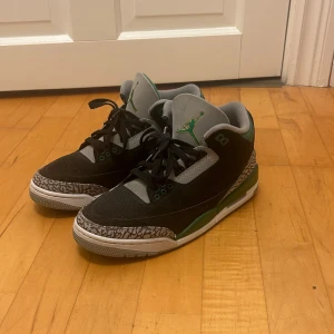 Jordan 3 pine green - Jordan 3 pine green, väldigt bra skick. Någon fråga? hör av dig bara (priset är inte hugget i sten)! Går för ca 2800kr men vill inte sälja utomlands så säljer de för endast 1999kr