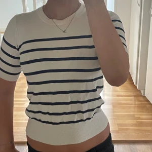 Kortärmad stickad tröja - Jättefin kortärmad stickad tröja från Zara. 