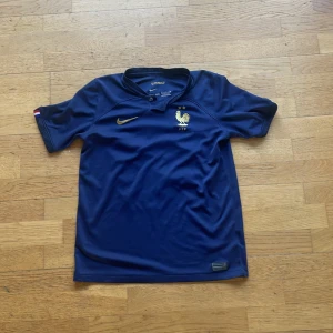 Frankrike tröja Nr 10 Mbappe - Tröjan är i barnstorlekarna 158-170 XL. Tröjan är i mycket bra skick och inte använd ofta.