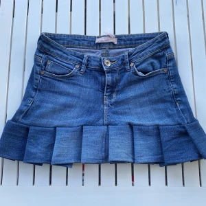 Jeanskjol  - Jättegullig jeanskjol som jag sytt själv från ett par gamla lågmidjade jeans<3