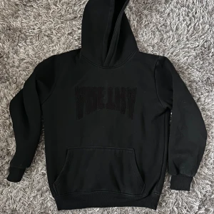 Svart hoodie - Väldigt tjock och varm hoodie 400gsm (väldigt tung hoodie) Har storlek XS-L i denna modell