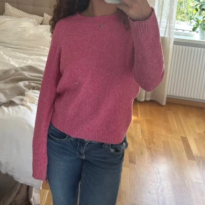 Rosa stickad tröja - En fin rosa stickad tröja. Nopprig men annars inga defekter. Säljer pågrund av att den inte kommer till användning längre. 